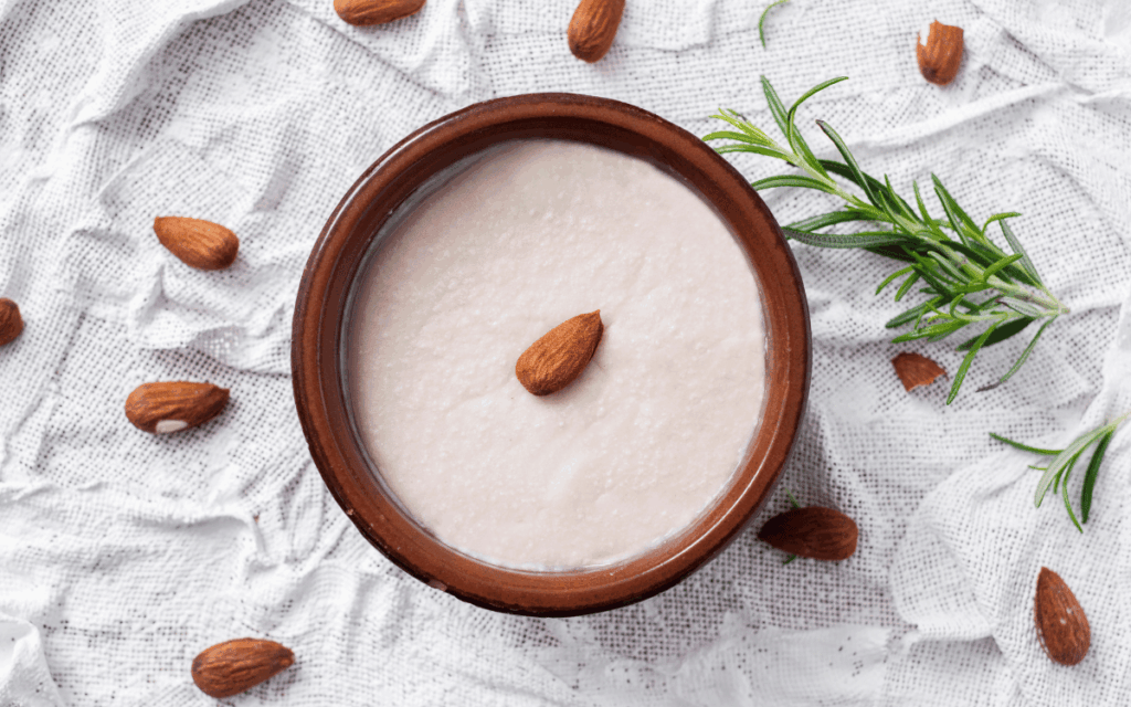 Menjablanc de Reus vist de prop en plat tradicional, textura cremosa i canyella