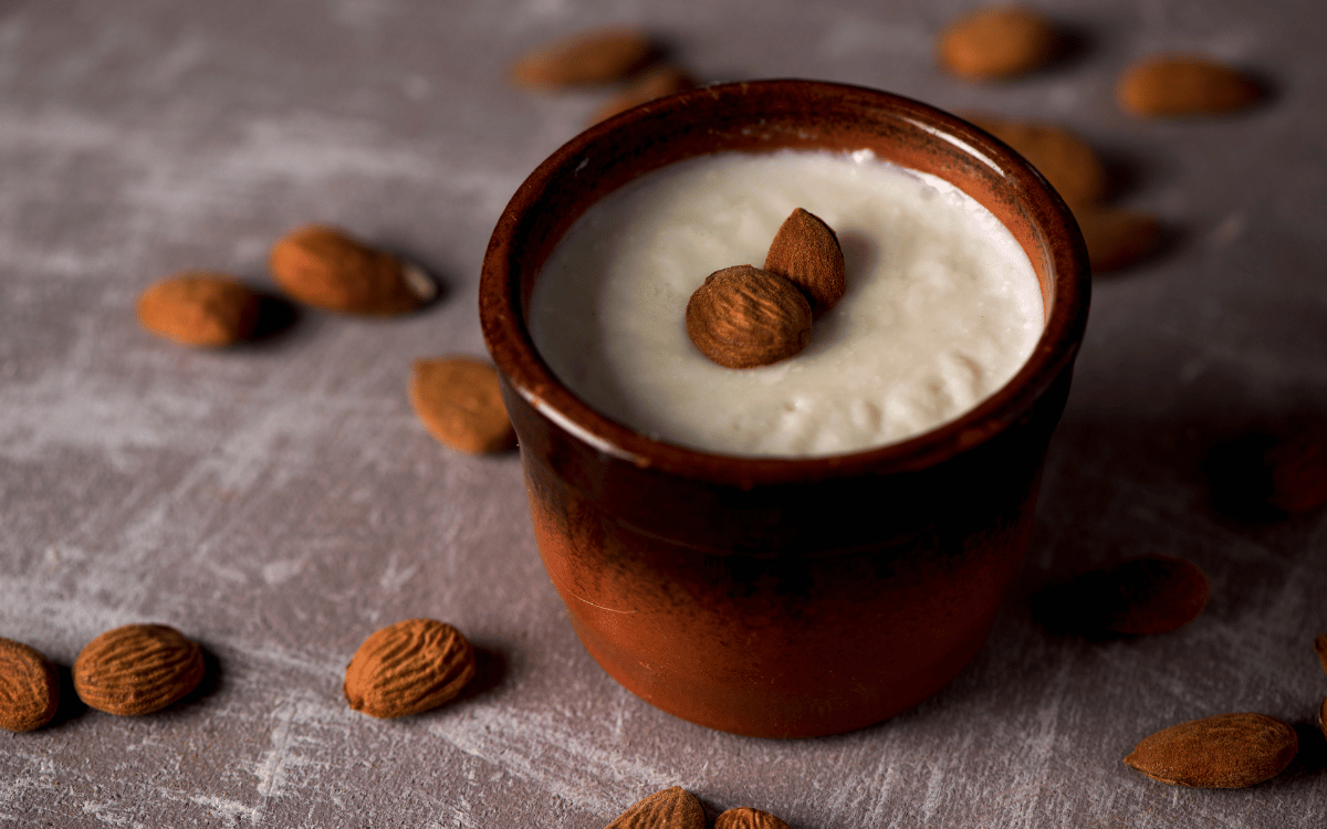 Detall de les ametlles i sucre utilitzats en el Menjablanc de Reus