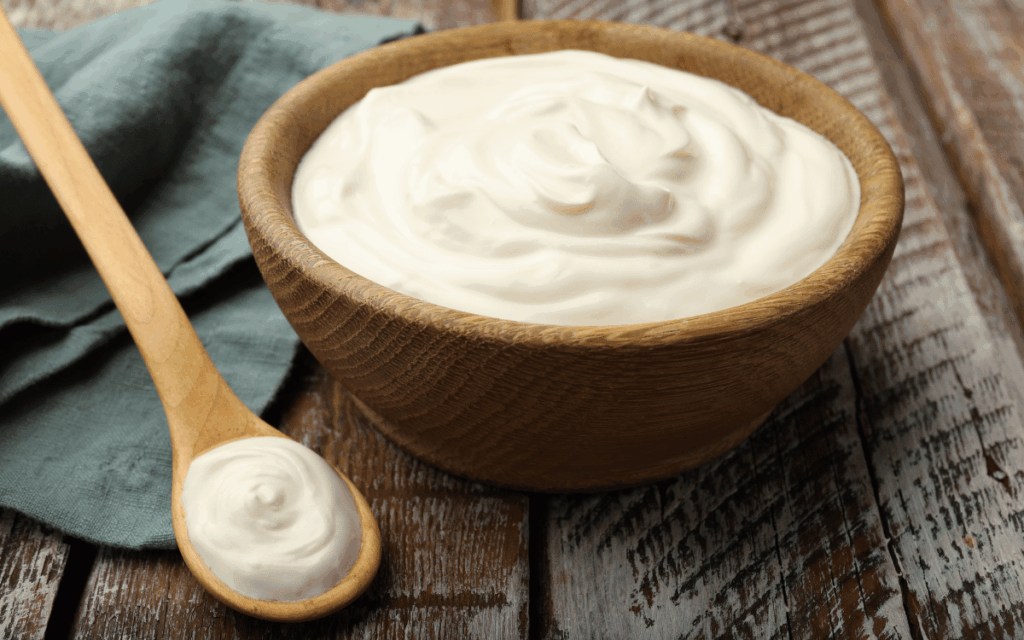 Preparació artesanal del Menjablanc de Reus amb ingredients naturals sobre taula