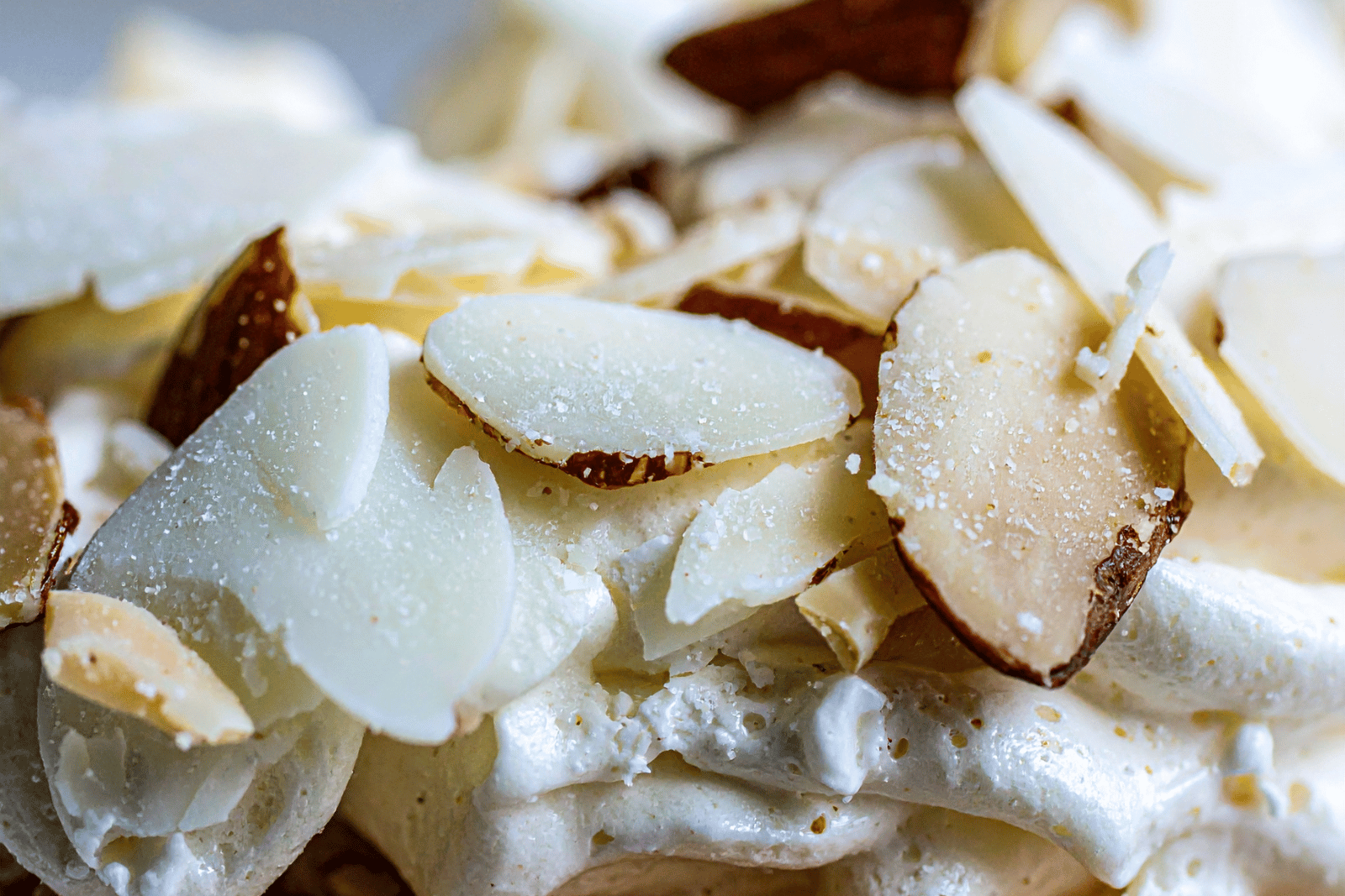 Crema d’ametlles unes postres de tradició mediterrània